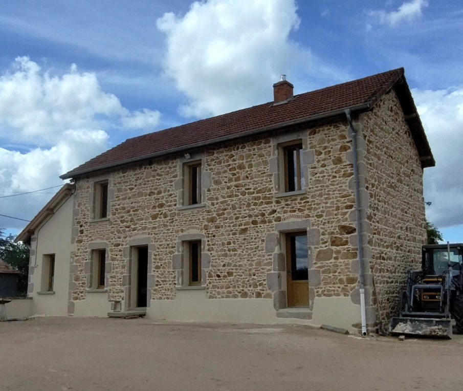 Réalisation d'une façade hydraulique sur une maison en pierre près de Roanne