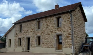 Réalisation d'une façade hydraulique sur une maison en pierre près de Roanne