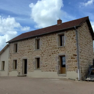 Réalisation d'une façade hydraulique sur une maison en pierre près de Roanne